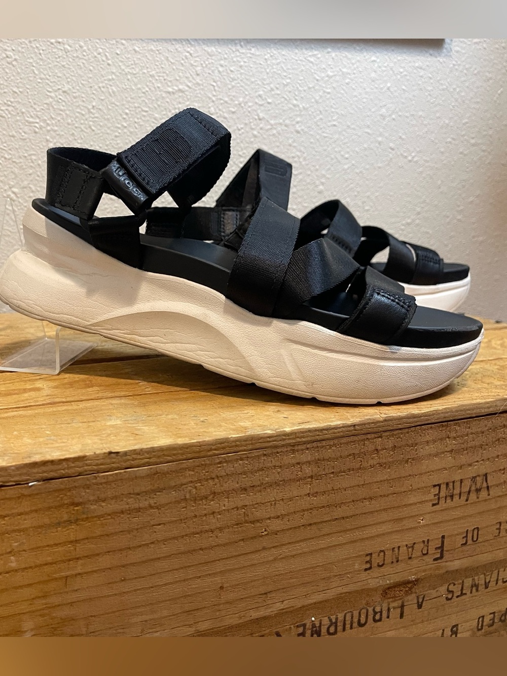 UGG Black & White Chunky Platform Strappy Sandals Size 8.5